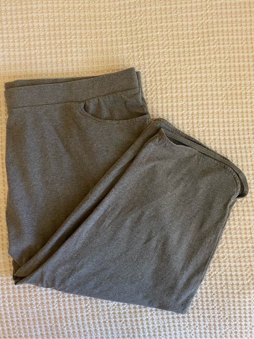 CHICO’S Weekend Stretch Pull-On Capri Pants in Grey - XXL